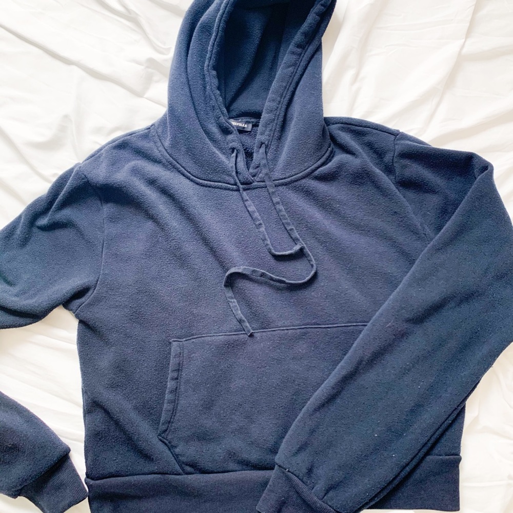 Brandy Melville navy blue cropped hoodie 💙